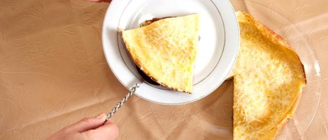 Омлет с карамелизованной грушей, горгонзолой, беконом и орехами пекан