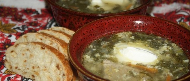 Зеленый борщ со щавелем и виноградными листьями