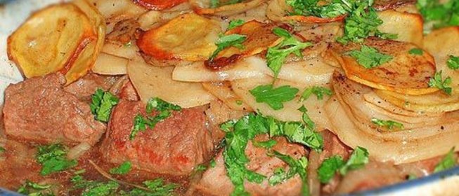 Запеканка с мясом, картошкой и пивом