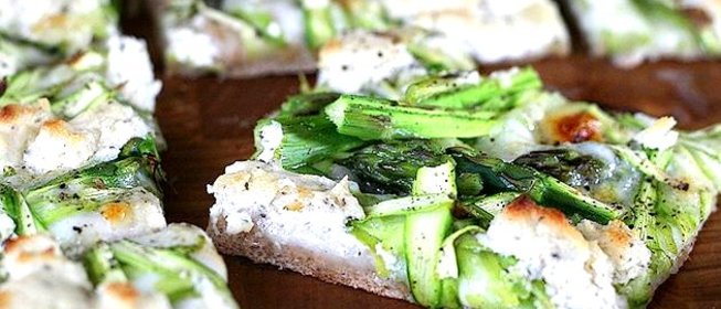 Пицца со спаржей