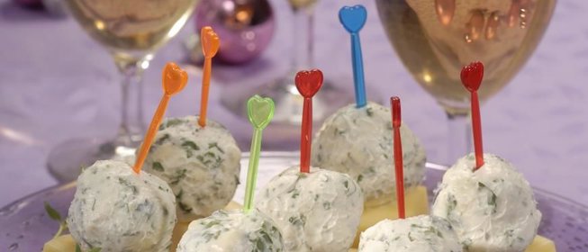 Сырная закуска с виноградом