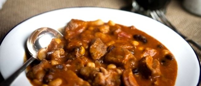 Свинина с фасолью и помидорами