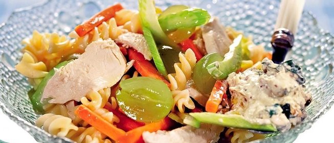 Макаронный салат с курицей и виноградом
