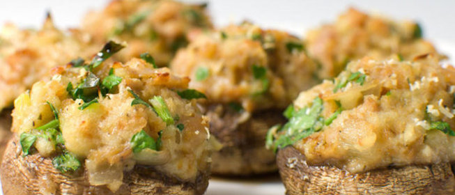 Шампиньоны, фаршированные ветчиной и зеленым луком