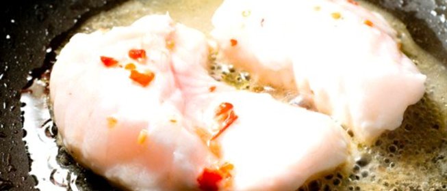 Морской черт по‑американски с помидорами, коньяком и белым вином