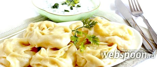 Манты с курицей и овощами на сковороде