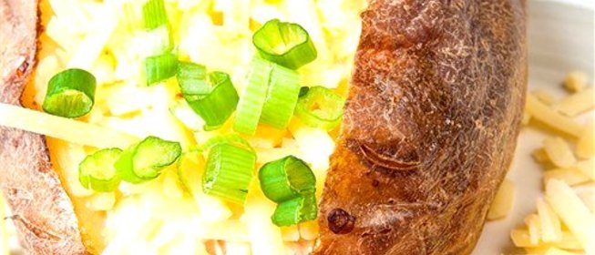 Картофель в мундире, фаршированный луком-пореем и сырами