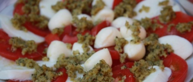 Капрезе с соусом песто