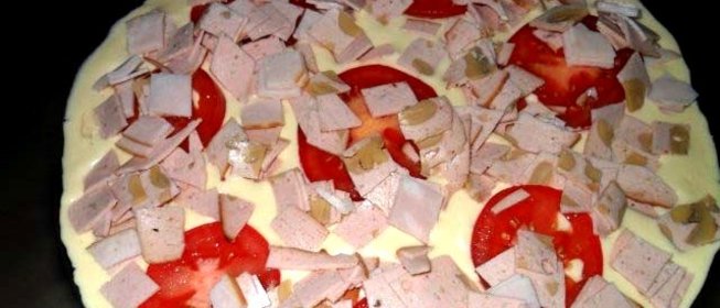 Пицца без сыра на сковороде