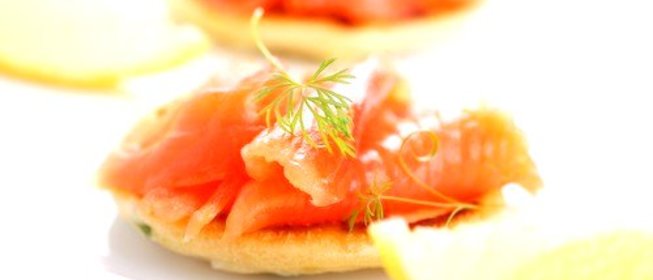 Закуска из красной рыбы с укропом на картофельных тарталетках