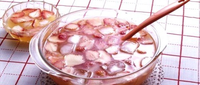 Суп с клубникой и фруктовым вином