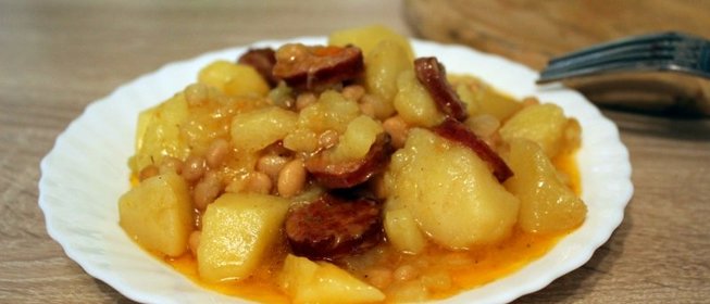 Рагу с сырокопчеными колбасками и фасолью