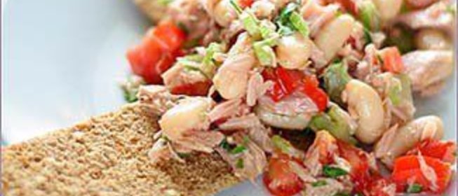 Салат с тунцом на хрустящих криспах
