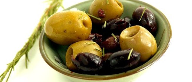 Теплая закуска из маслин и оливок с фенхелем, чесноком и цедрой апельсина