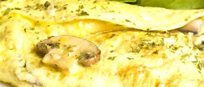 Нежный омлет с грибами и сыром