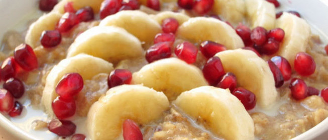 Молочная рисовая каша с бананом и зернами граната