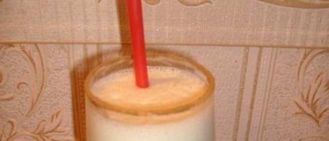 Домашний молочный коктейль с мороженым и бананом