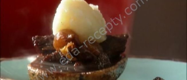Тушеная говядина и фаршированный картофель