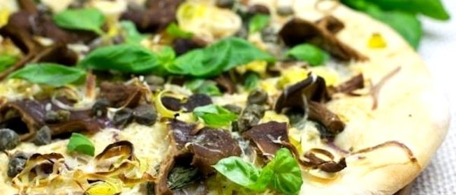 Пицца с базиликом и лесными грибами