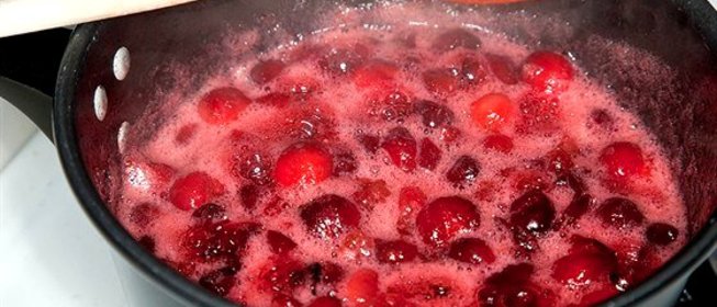 Клюквенный соус с белым луком и светлым изюмом