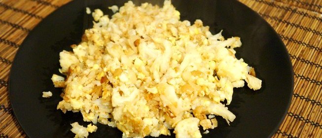 Цветная капуста с луком и яйцом