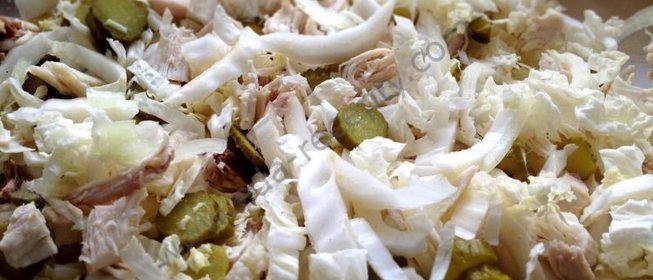 Салат с курицей и огурчиками