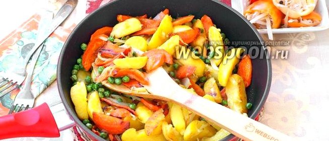 Горячая сковорода с картофелем и овощами