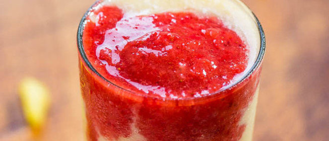 Смузи с клубникой, ананасом и бананом