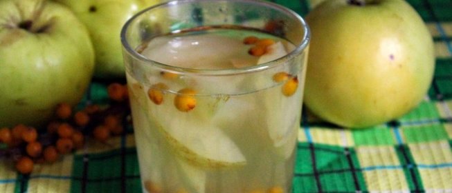 Компот из яблок и облепихи с листом малабарской корицы