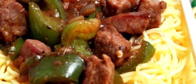 Рисовая лапша с говядиной, черной фасолью и перцем