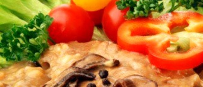 Свинина под грибным соусом со сметаной и укропом
