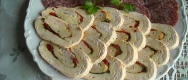 Рулет из куриного филе с омлетом