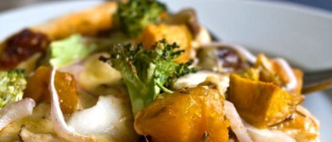 Пицца с тыквой, карамелизованным луком, горгонзолой и хрустящими жареными листьями шалфея