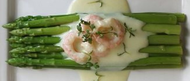 Спаржа в сливочном соусе с креветками