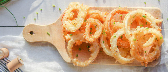 Луковые кольца в кляре без глютена с соусом