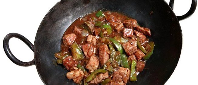 Говядина в соусе из черной фасоли