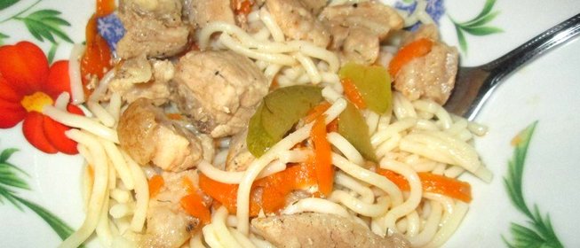 Тушеная свинина с солеными огурчиками