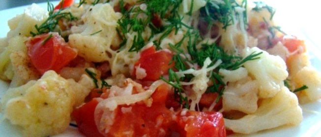 Цветная капуста с беконом и помидорами