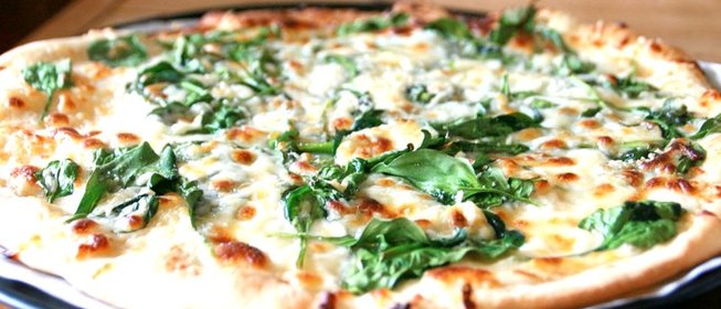 Пицца со шпинатом и сыром