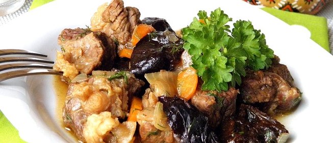 Тушеная говядина с черносливом