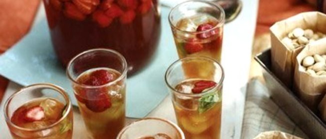 Летний холодный чай с клубникой