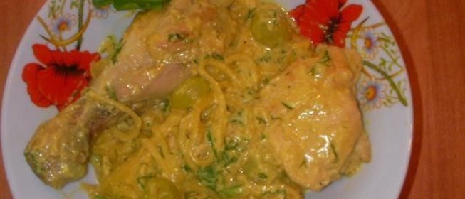 Курица, тушенная с виноградом и карри