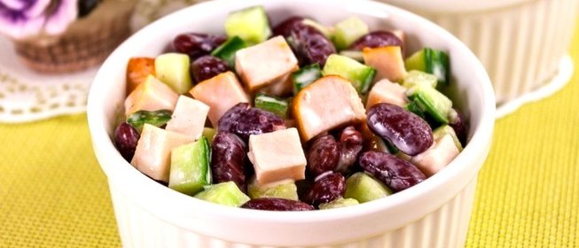 Салат с куриными грудками и фасолью
