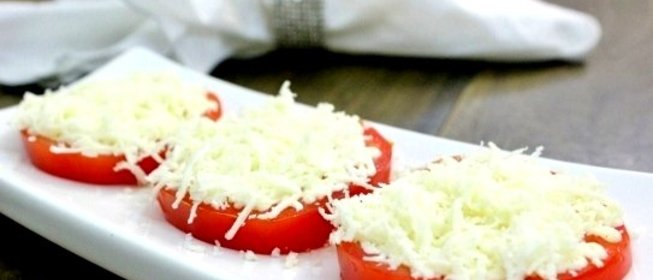 Помидоры с майонезом и сыром