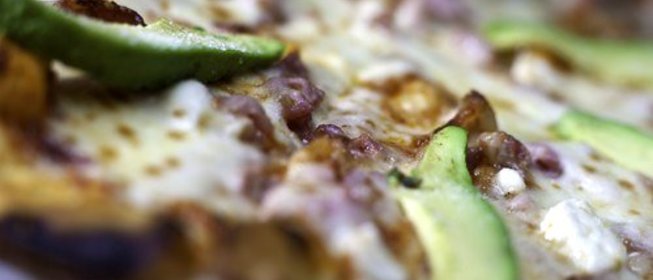 Пицца с авокадо, ветчиной и сыром