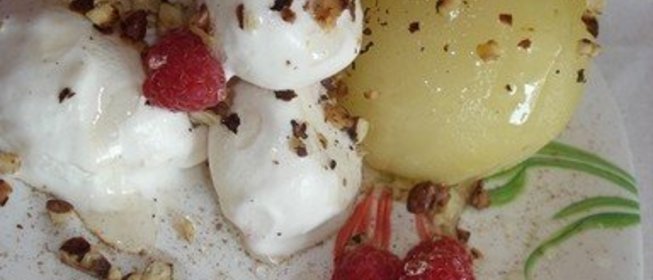 Горячая груша в сиропе с мороженным