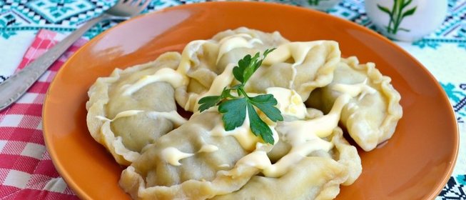 Вареники из яичного теста с курицей и баклажанами