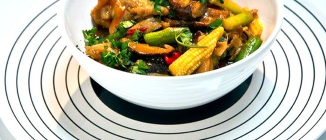 Свинина со спаржей и грибами шиитаке