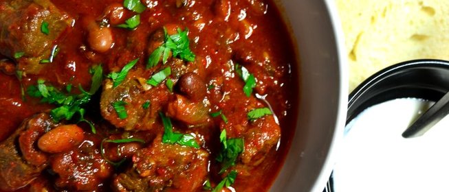 Говядина, тушеная с темным пивом и фасолью