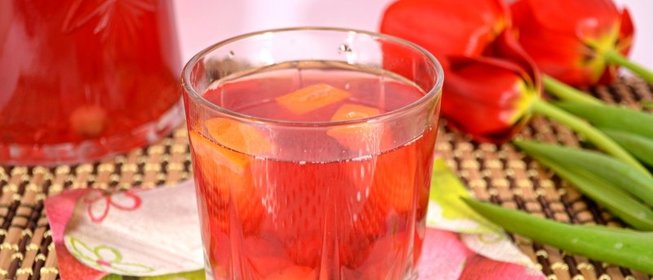 Вишневый компот с ягодами йошты и апельсином